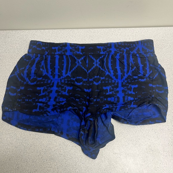 Express stretchy shorts with pockets - Picture 3 of 3